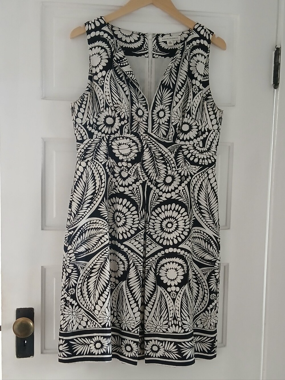 Banana Republic Dress Elegant Sleeveless V-Neck Lightweight Silk Floral Size 10